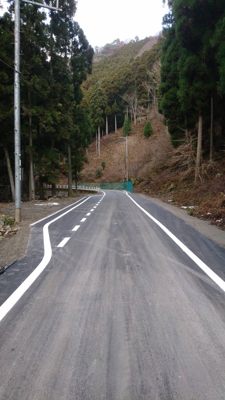 富栖の里までの道路舗装拡張工事の第２期工事までが完了した、道路の様子